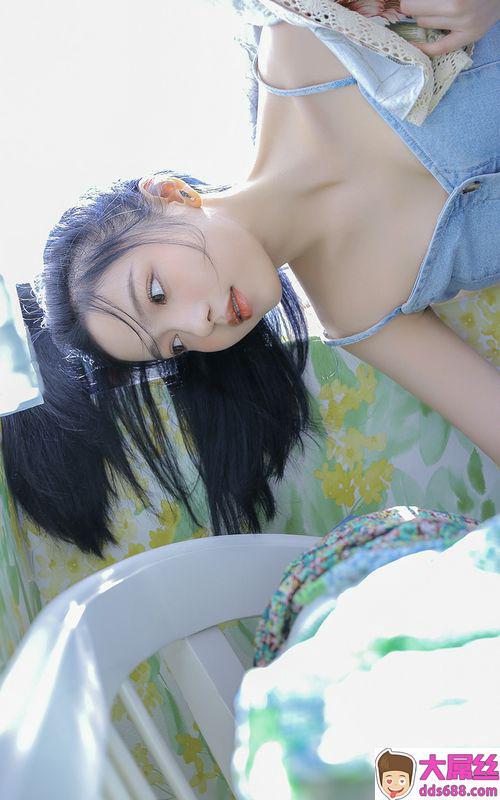 吊带裙美女白嫩性感美腿写真