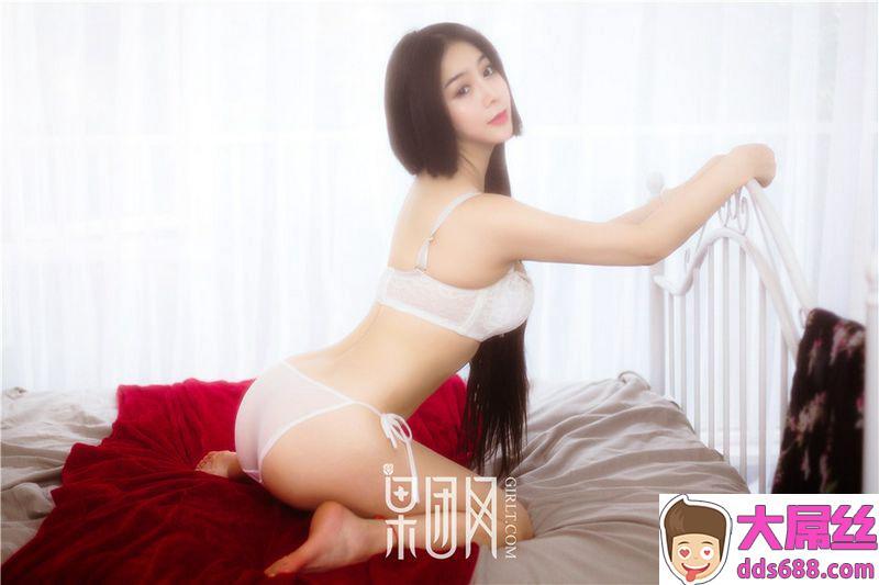 90后美女小伊伊清纯的写真