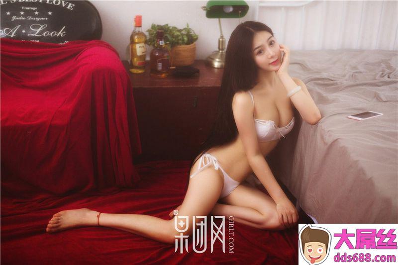 90后美女小伊伊清纯的写真