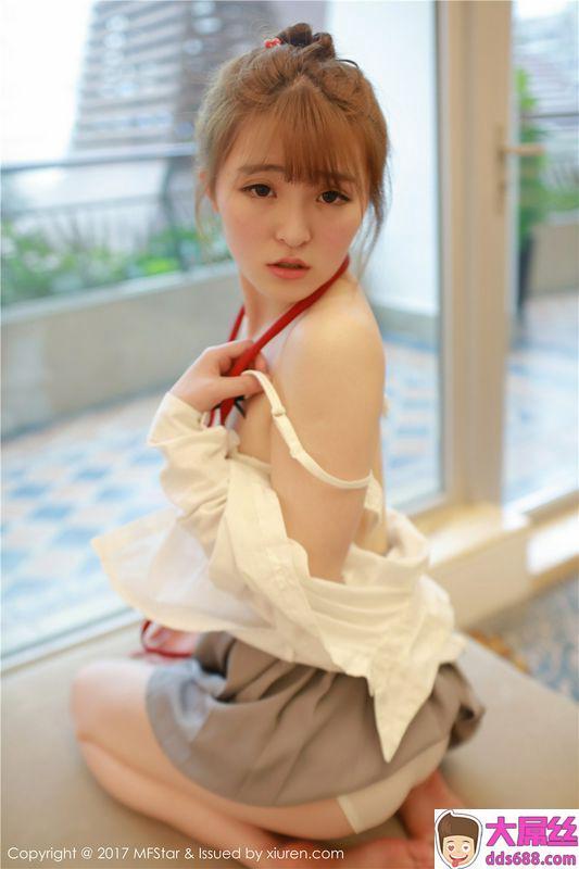 萌萌哒美女伊小七MoMo私房制服写真