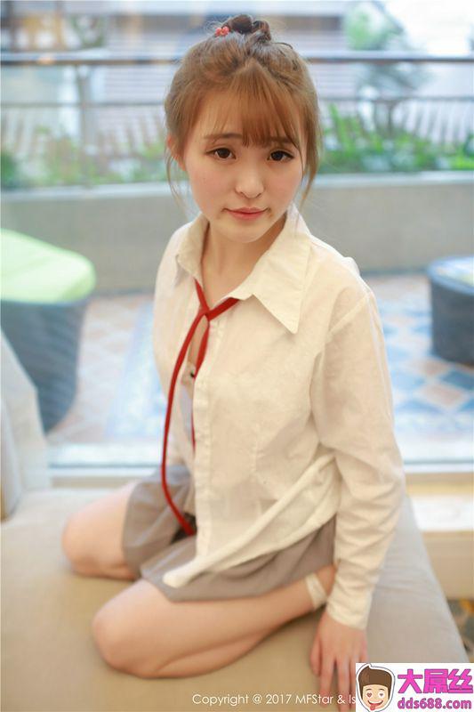 萌萌哒美女伊小七MoMo私房制服写真