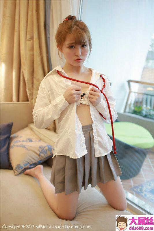 萌萌哒美女伊小七MoMo私房制服写真