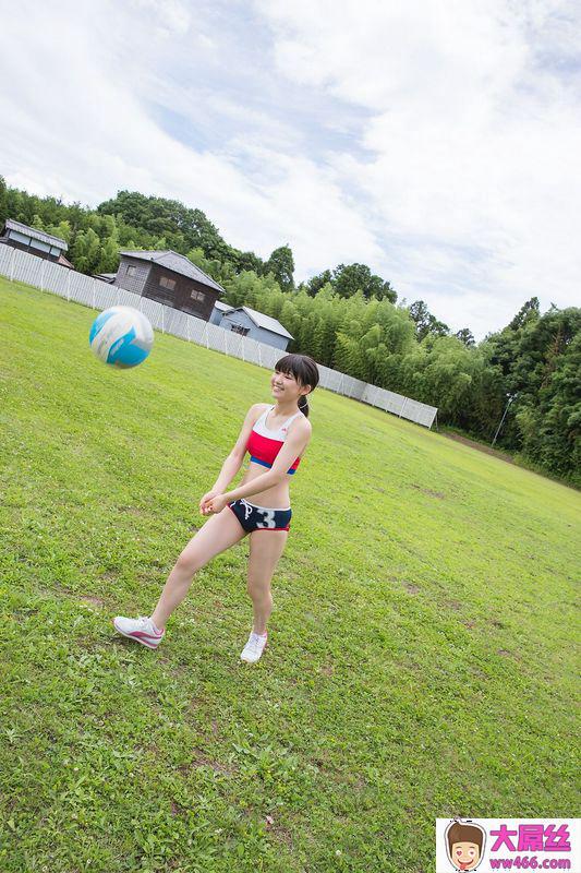 运动足球少女香肩美腿户外诱惑沢村りさ