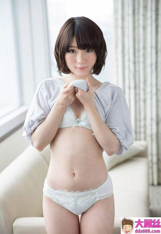 篠崎みお、童顔贫乳な美少女グラドルのパイパンマ●コに中出しSEX