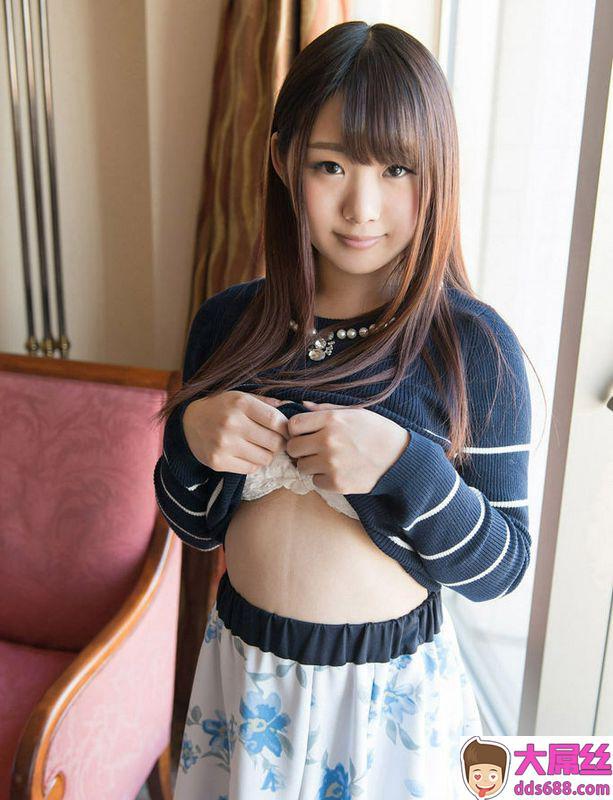 美女が服を脱ぎかけてるエロ画像