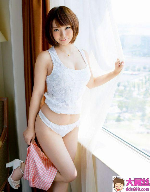 美女が服を脱ぎかけてるエロ画像