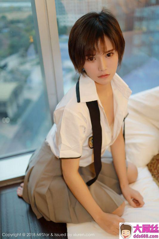 嫩模小姿2002私房学生制服半脱白衬衣露性感美胸写真