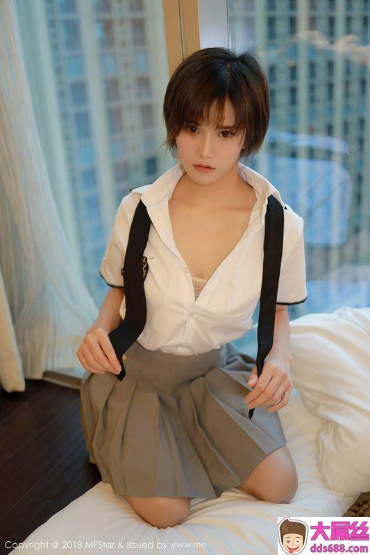 嫩模小姿2002私房学生制服半脱白衬衣露性感美胸写真