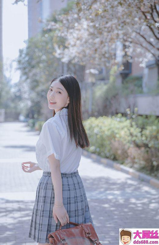 长直发美女温婉性感制服诱惑写真图片