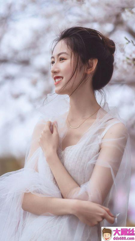 丸子头美女性感温柔诱人写真图片